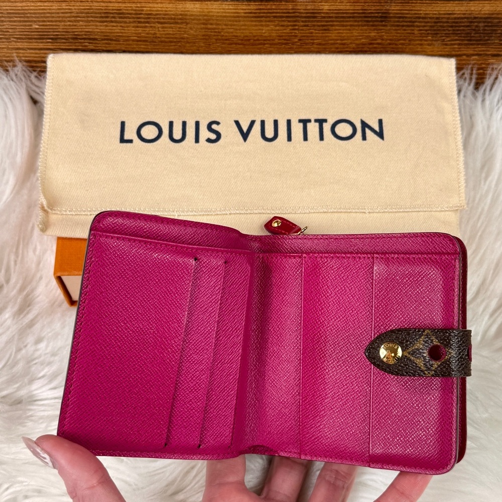 *** SOLD ***
Louis Vuitton Monogram Canvas Perforated
Wallet Fuchsia - Picture 7 of 10